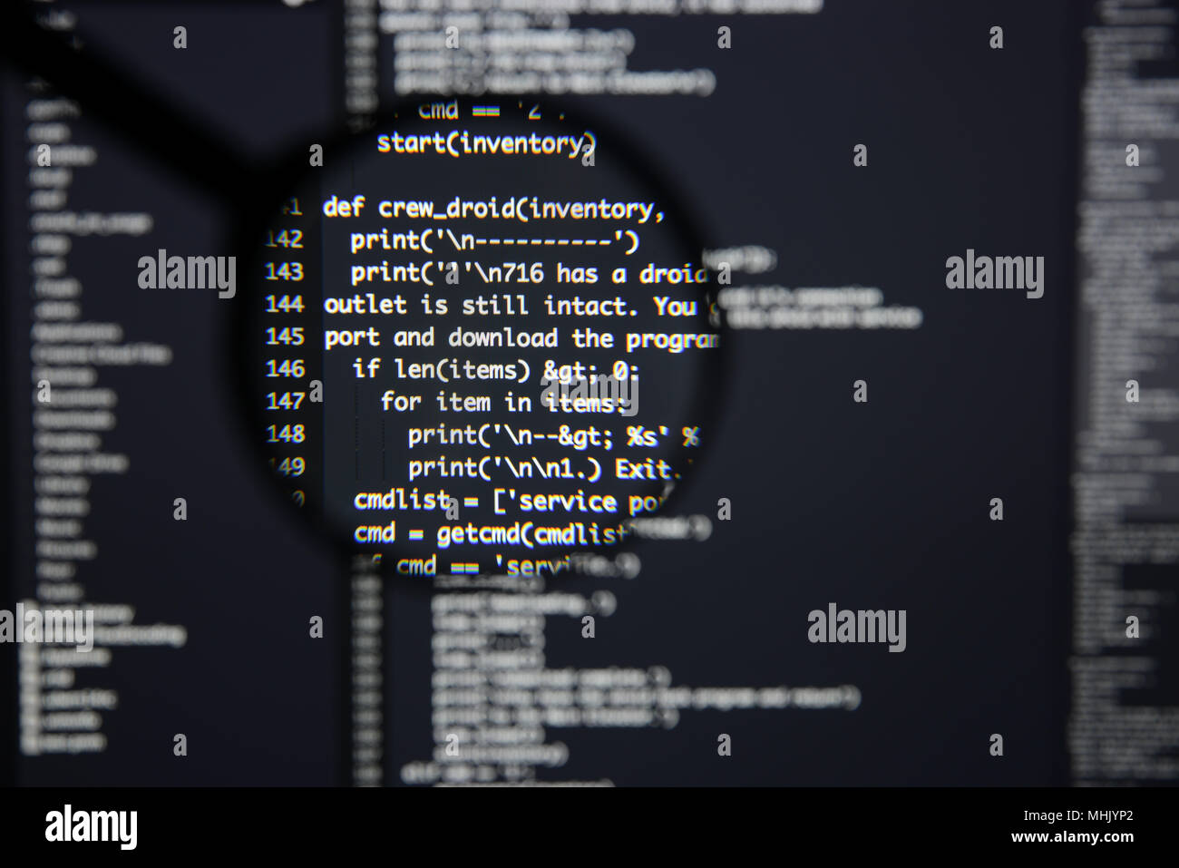 Du vrai code Python Développement d'écran. Flux de travail programmation algorithme abstrait concept. Lignes de code Python visibles à la loupe. Banque D'Images