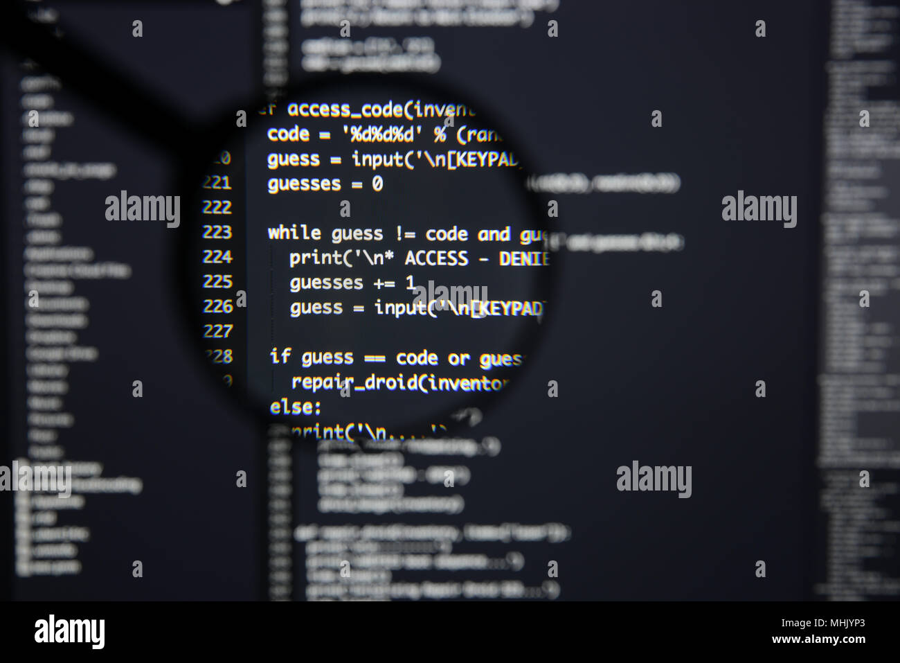 Du vrai code Python Développement d'écran. Flux de travail programmation algorithme abstrait concept. Lignes de code Python visibles à la loupe. Banque D'Images