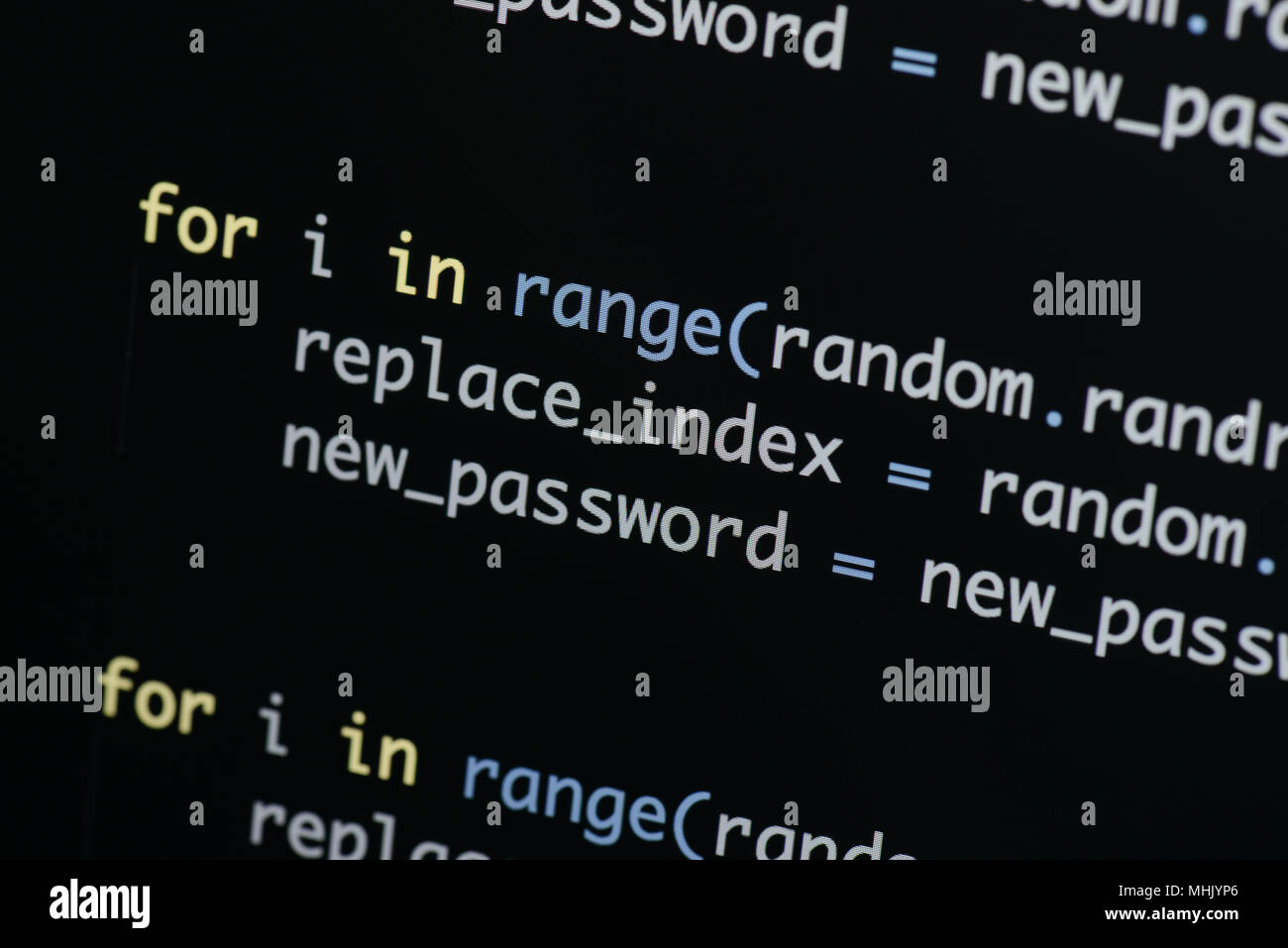 Du vrai code Python Développement d'écran. Flux de travail programmation algorithme abstrait concept. Lignes de code Python visibles à la loupe. Banque D'Images