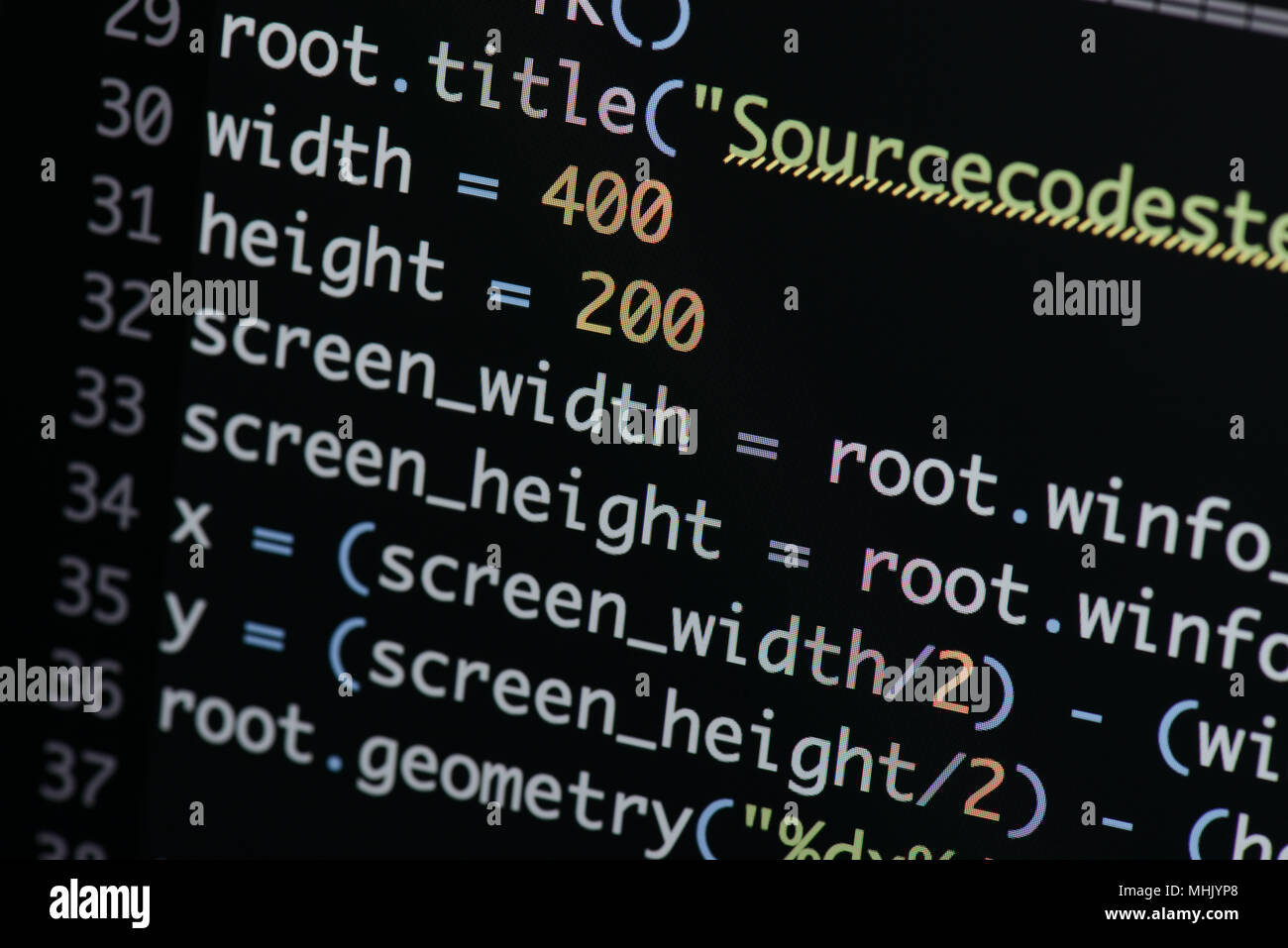 Du vrai code Python Développement d'écran. Flux de travail programmation algorithme abstrait concept. Lignes de code Python visibles à la loupe. Banque D'Images