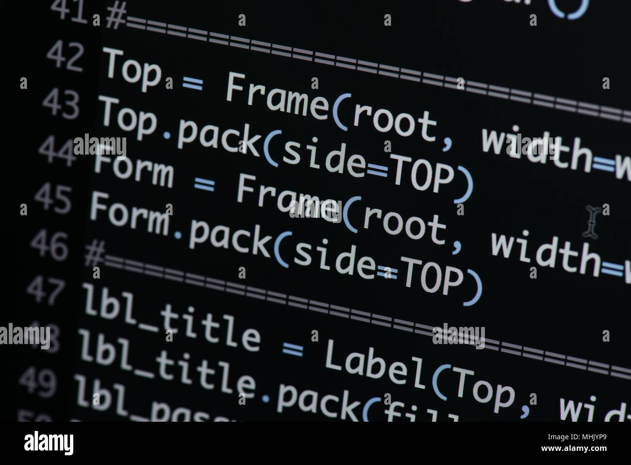 Du vrai code Python Développement d'écran. Flux de travail programmation algorithme abstrait concept. Lignes de code Python visibles à la loupe. Banque D'Images