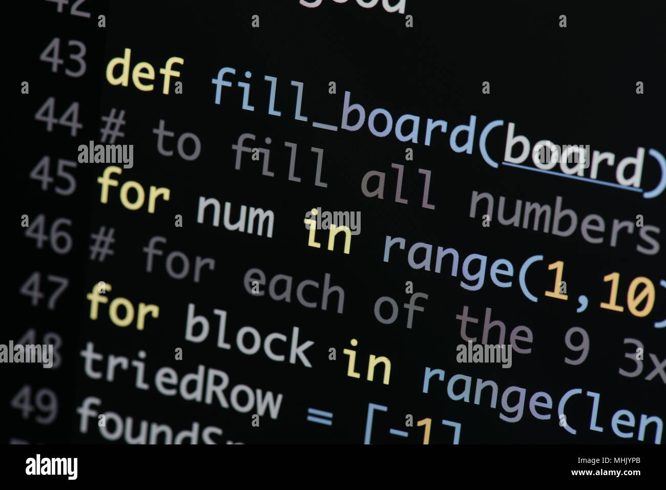 Du vrai code Python Développement d'écran. Flux de travail programmation algorithme abstrait concept. Lignes de code Python visibles à la loupe. Banque D'Images