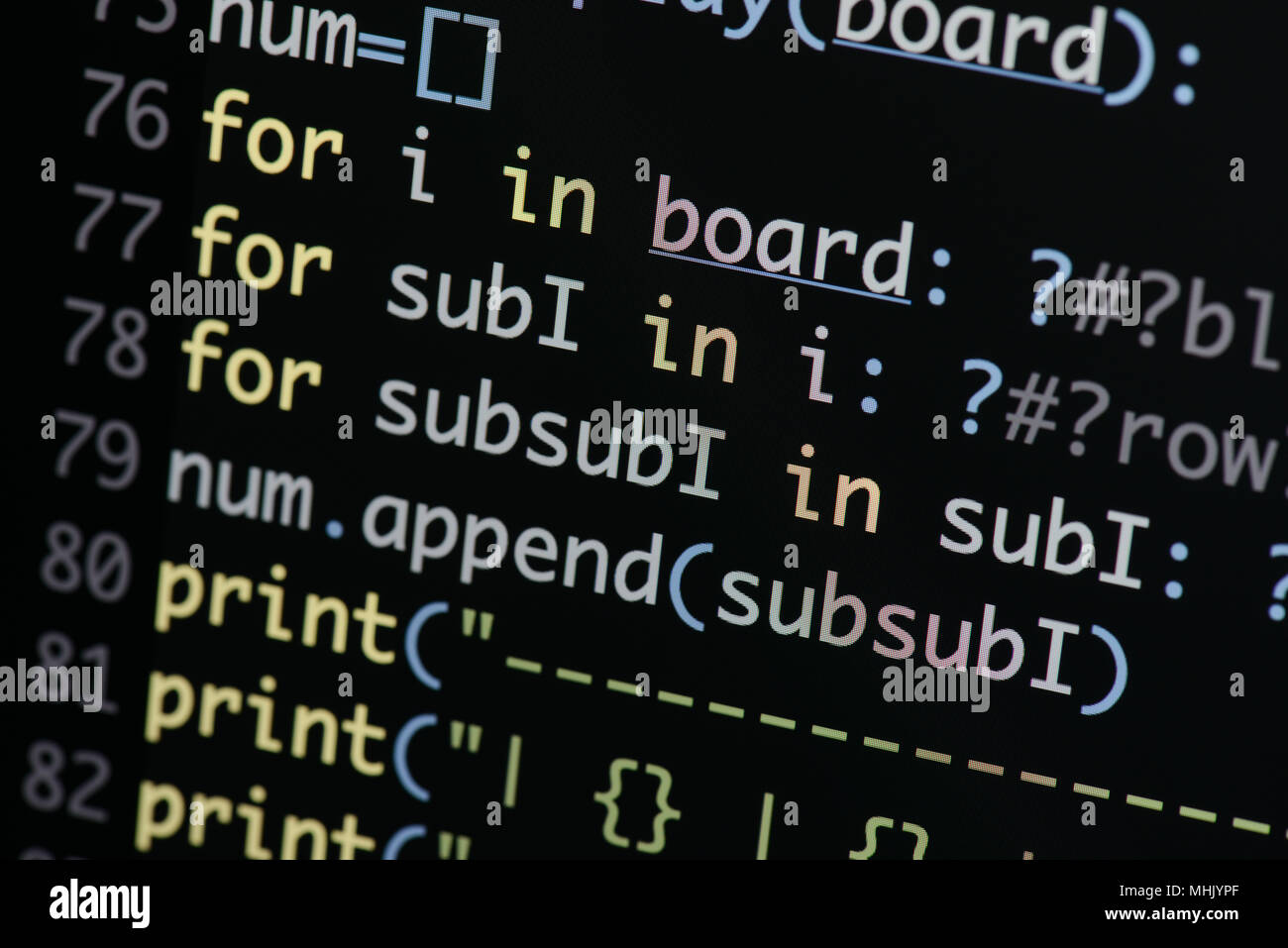 Du vrai code Python Développement d'écran. Flux de travail programmation algorithme abstrait concept. Lignes de code Python visibles à la loupe. Banque D'Images