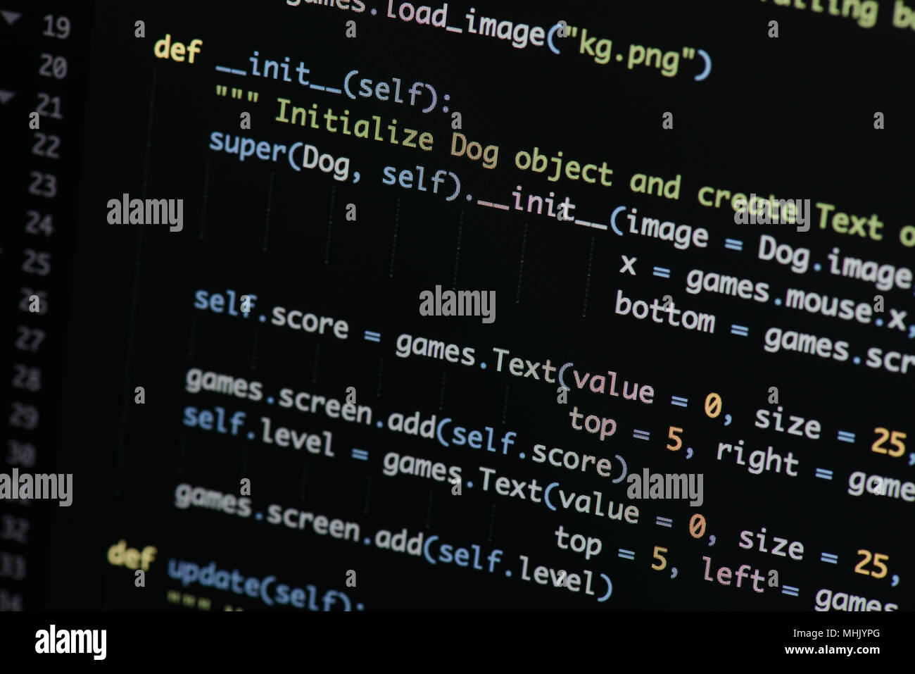 Du vrai code Python Développement d'écran. Flux de travail programmation algorithme abstrait concept. Lignes de code Python visibles à la loupe. Banque D'Images