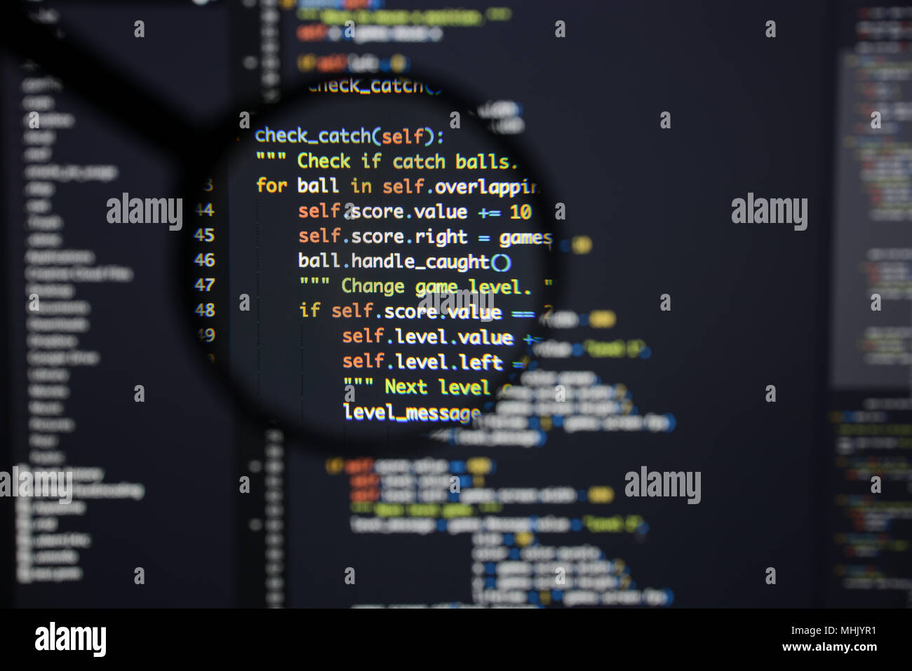 Du vrai code Python Développement d'écran. Flux de travail programmation algorithme abstrait concept. Lignes de code Python visibles à la loupe. Banque D'Images