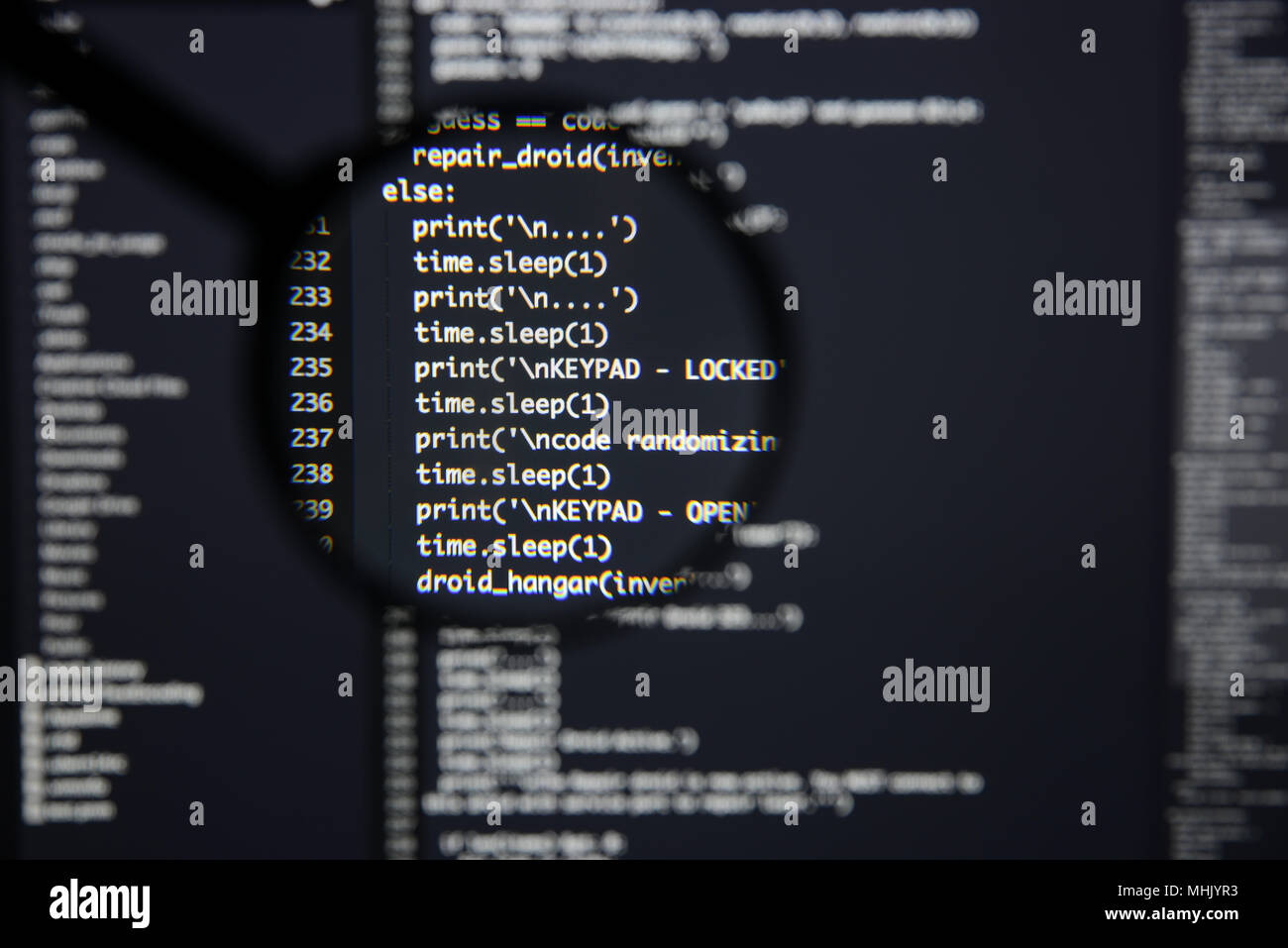 Du vrai code Python Développement d'écran. Flux de travail programmation algorithme abstrait concept. Lignes de code Python visibles à la loupe. Banque D'Images