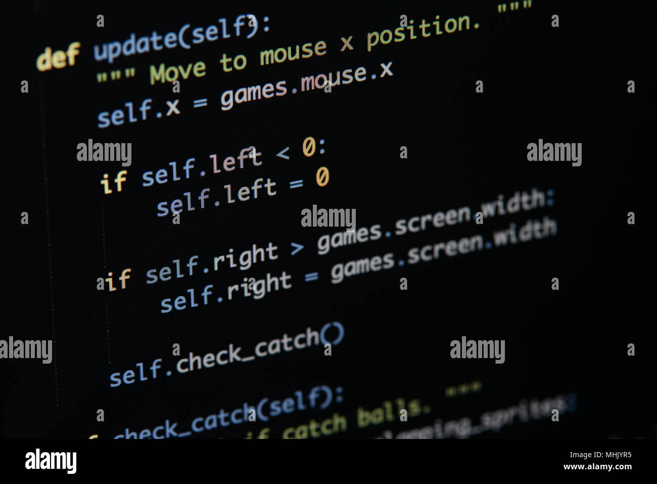 Du vrai code Python Développement d'écran. Flux de travail programmation algorithme abstrait concept. Lignes de code Python visibles à la loupe. Banque D'Images