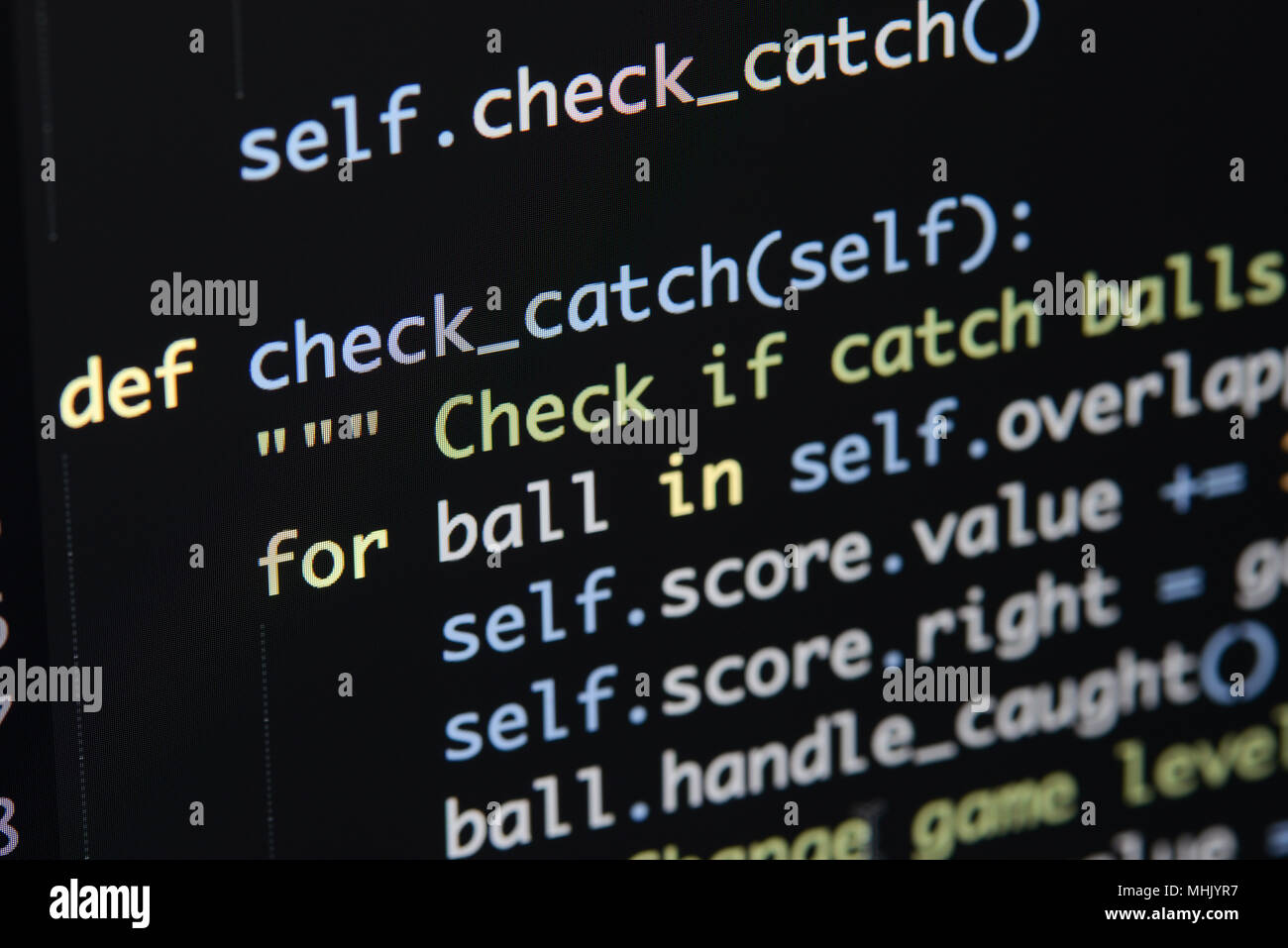 Du vrai code Python Développement d'écran. Flux de travail programmation algorithme abstrait concept. Lignes de code Python visibles à la loupe. Banque D'Images