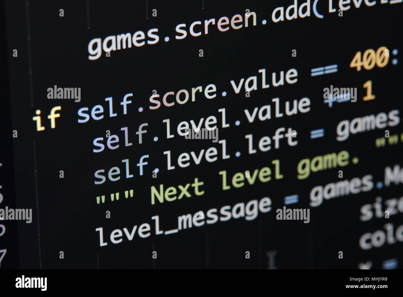 Du vrai code Python Développement d'écran. Flux de travail programmation algorithme abstrait concept. Lignes de code Python visibles à la loupe. Banque D'Images