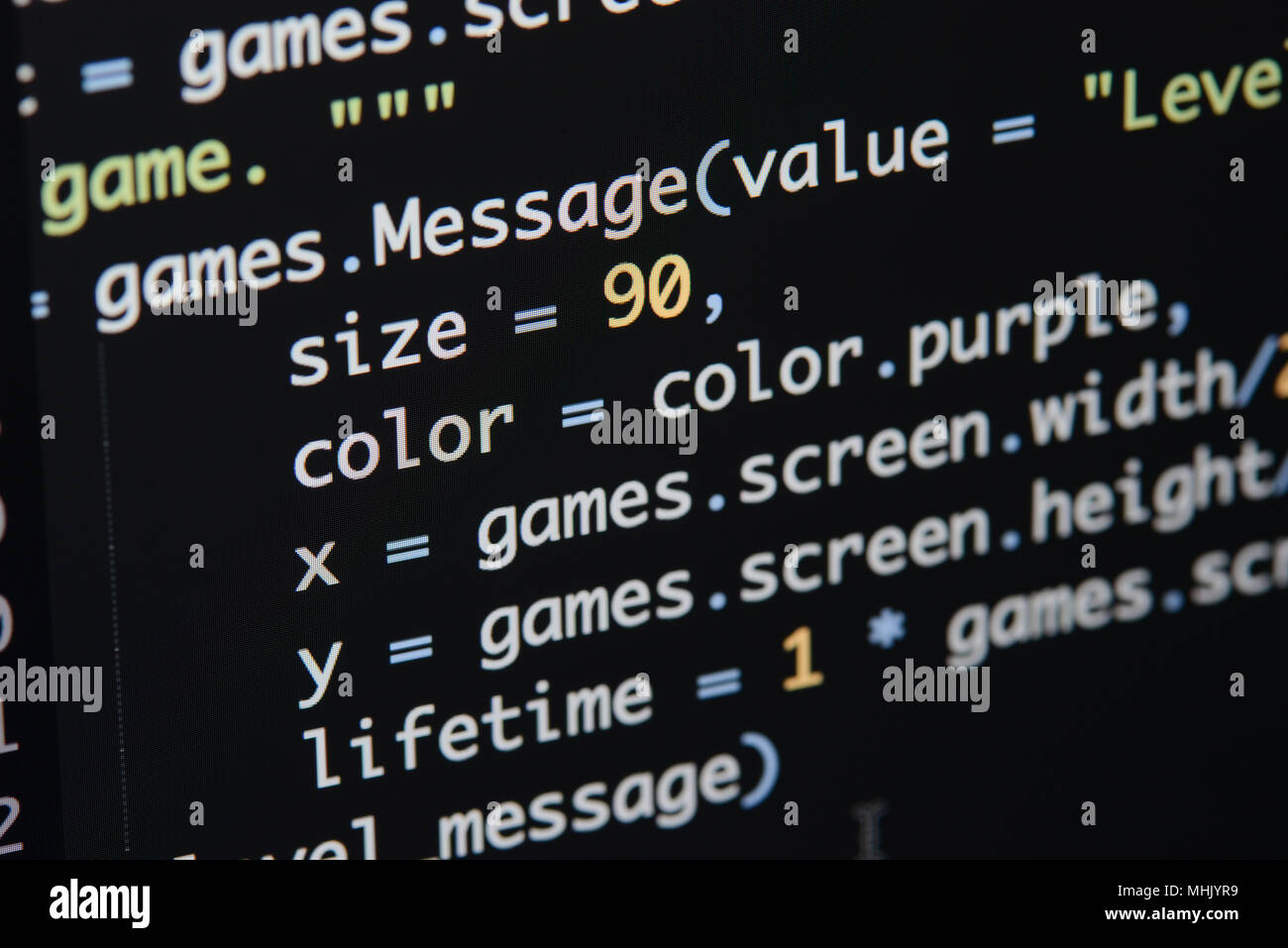 Du vrai code Python Développement d'écran. Flux de travail programmation algorithme abstrait concept. Lignes de code Python visibles à la loupe. Banque D'Images