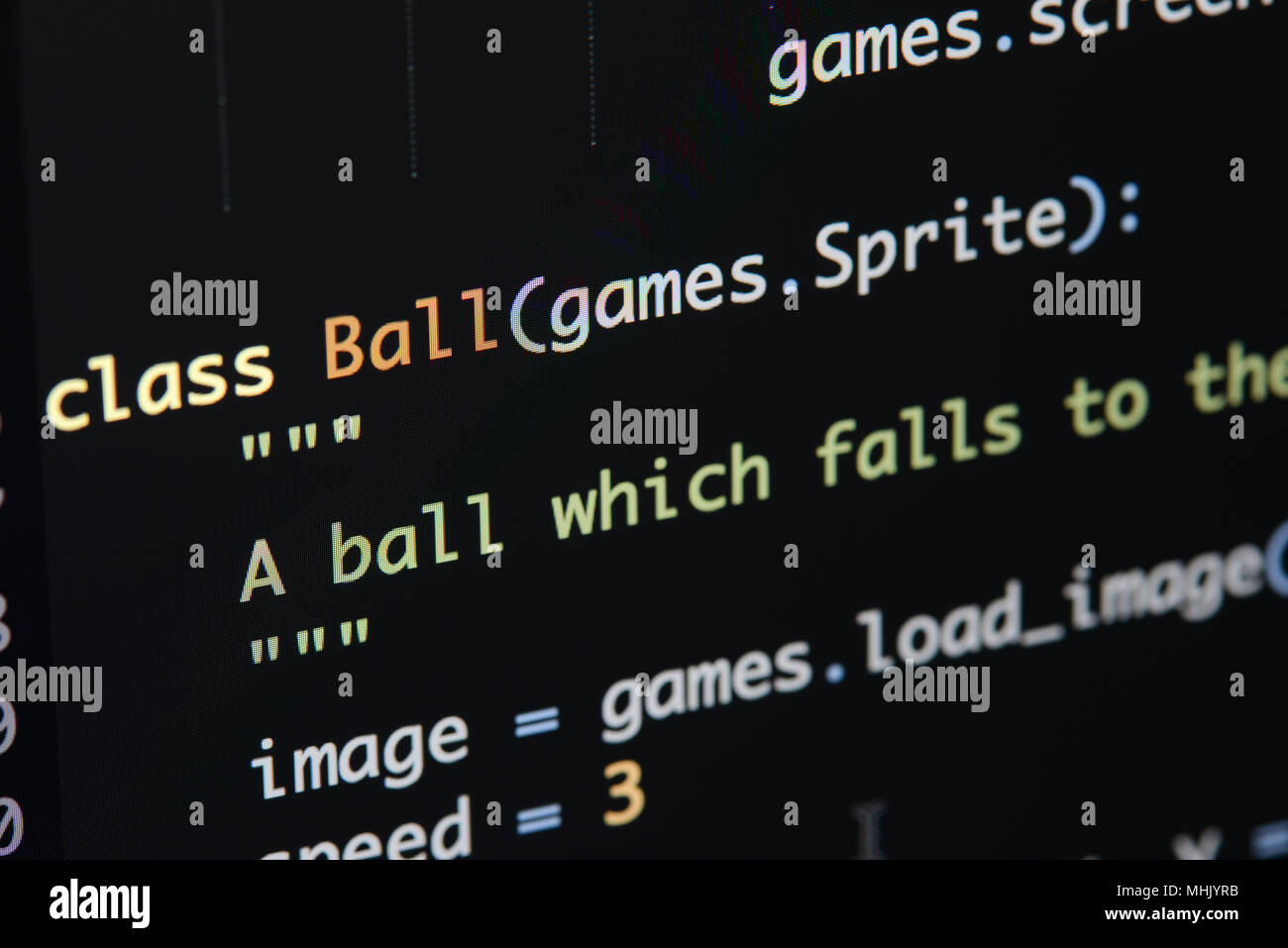 Du vrai code Python Développement d'écran. Flux de travail programmation algorithme abstrait concept. Lignes de code Python visibles à la loupe. Banque D'Images