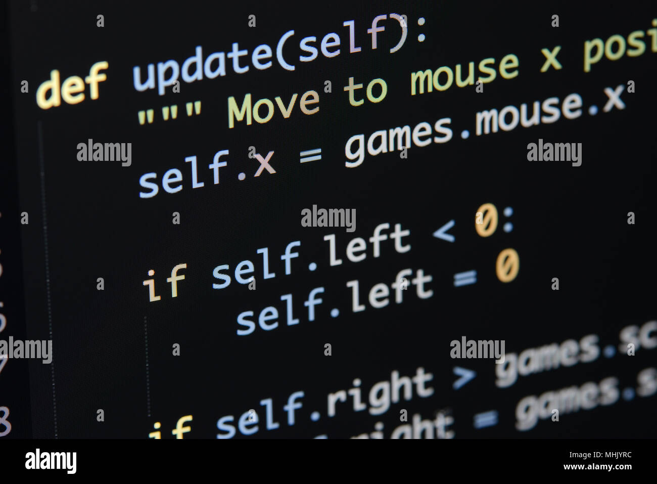 Du vrai code Python Développement d'écran. Flux de travail programmation algorithme abstrait concept. Lignes de code Python visibles à la loupe. Banque D'Images