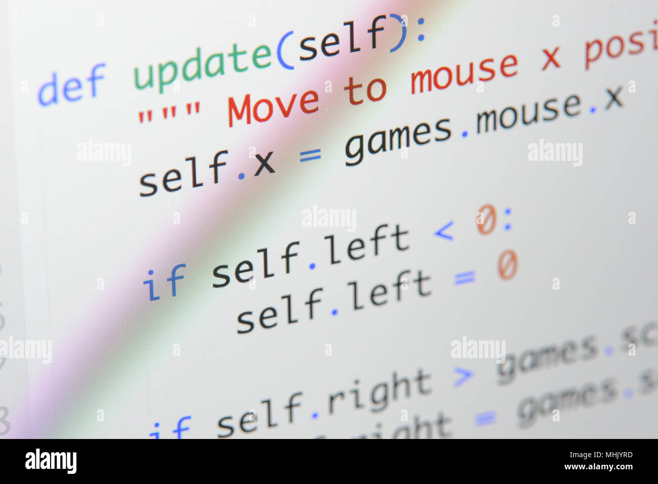 Du vrai code Python Développement d'écran. Flux de travail programmation algorithme abstrait concept. Lignes de code Python visibles à la loupe. Banque D'Images