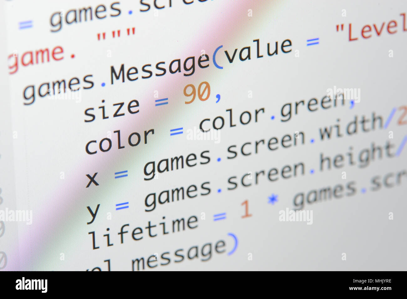 Du vrai code Python Développement d'écran. Flux de travail programmation algorithme abstrait concept. Lignes de code Python visibles à la loupe. Banque D'Images