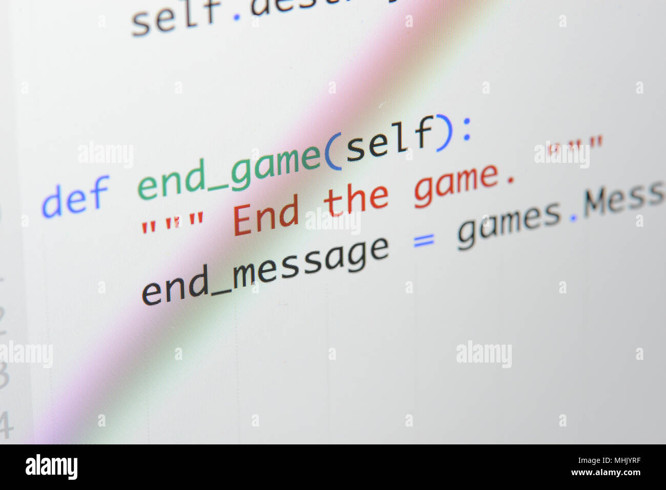 Du vrai code Python Développement d'écran. Flux de travail programmation algorithme abstrait concept. Lignes de code Python visibles à la loupe. Banque D'Images