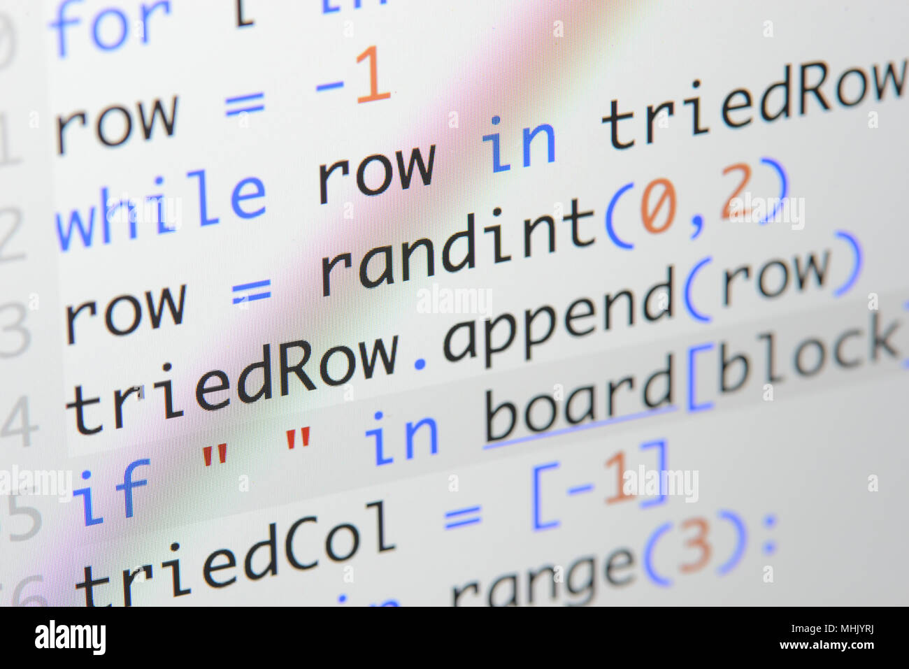 Du vrai code Python Développement d'écran. Flux de travail programmation algorithme abstrait concept. Lignes de code Python visibles à la loupe. Banque D'Images