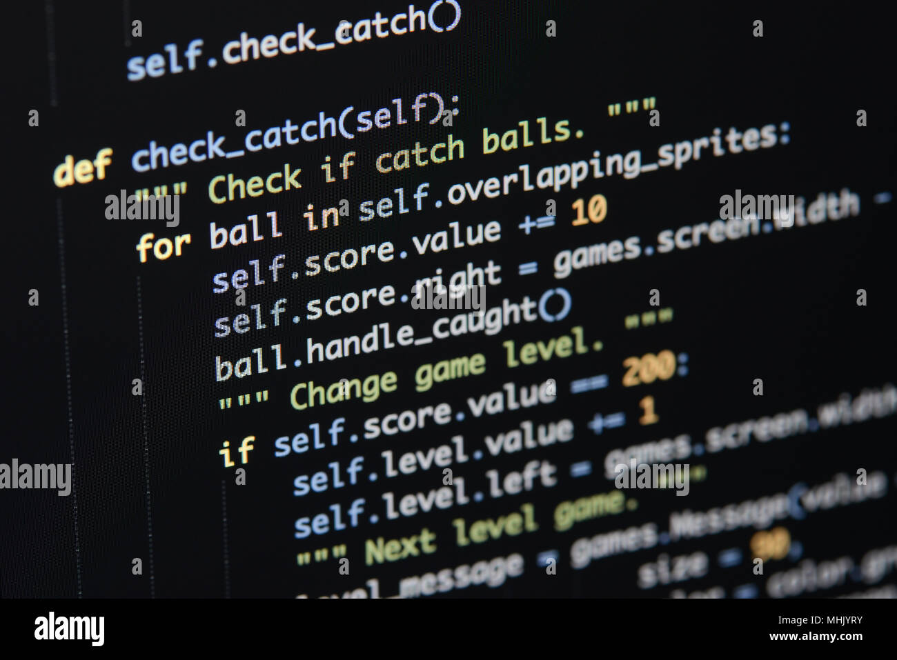 Du vrai code Python Développement d'écran. Flux de travail programmation algorithme abstrait concept. Lignes de code Python visibles à la loupe. Banque D'Images