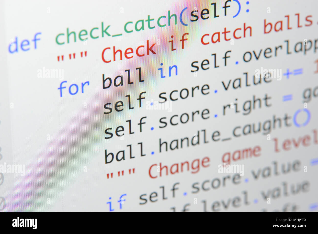 Du vrai code Python Développement d'écran. Flux de travail programmation algorithme abstrait concept. Lignes de code Python visibles à la loupe. Banque D'Images
