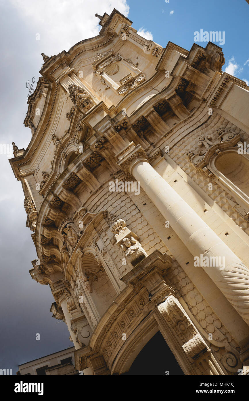 Lecce (Italie), août 2017. Façade de l'église de San Matteo. Le format Portrait. Banque D'Images