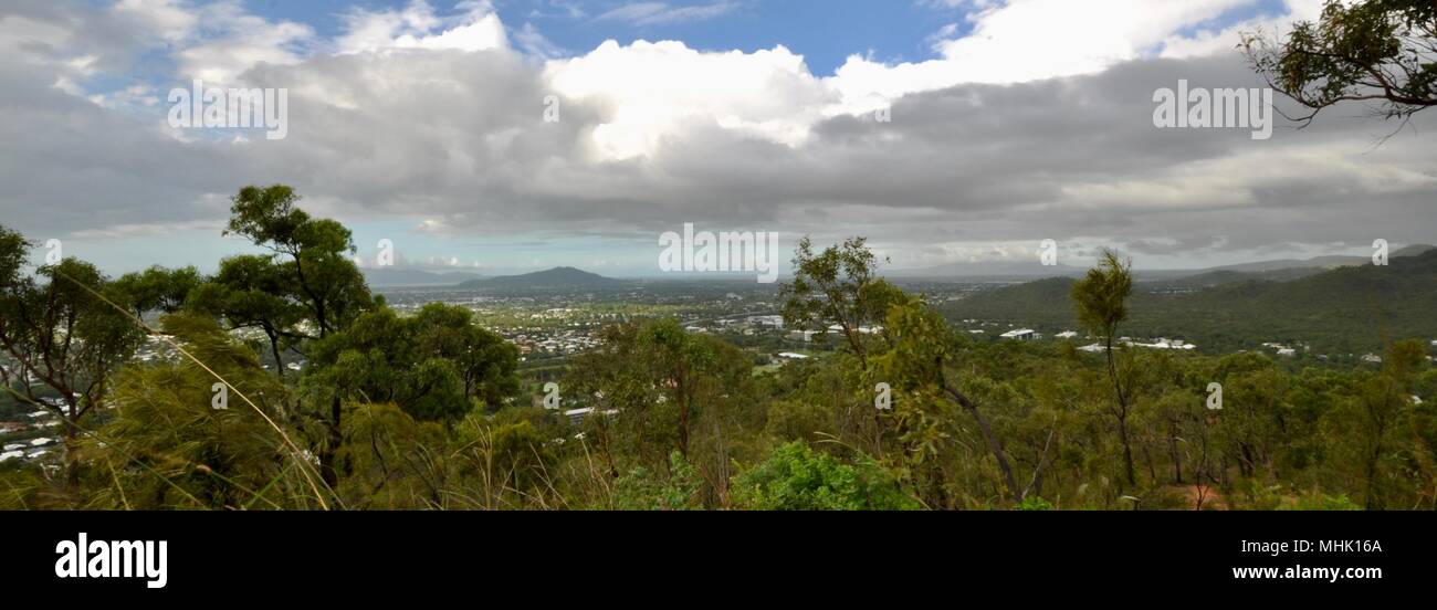 Vues de Townsville et la colline du château de la montagne pendant la saison humide, Mount Stuart des sentiers de randonnée, Townsville, Queensland, Australie Banque D'Images