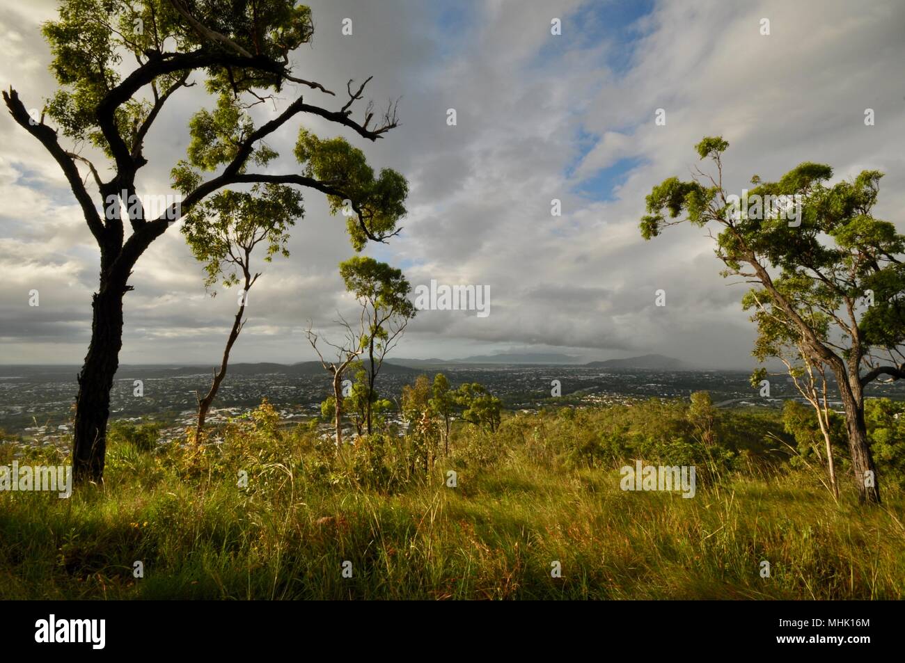 Vues de Townsville et la colline du château de la montagne pendant la saison humide, Mount Stuart des sentiers de randonnée, Townsville, Queensland, Australie Banque D'Images