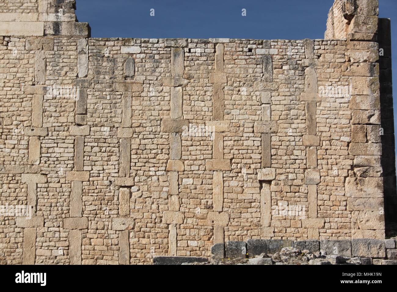 Mur de la Capitol building dans la ville romaine de Dougga en Tunisie. C'est un bon exemple de l'immeuble style dit 'opus africanum' Banque D'Images