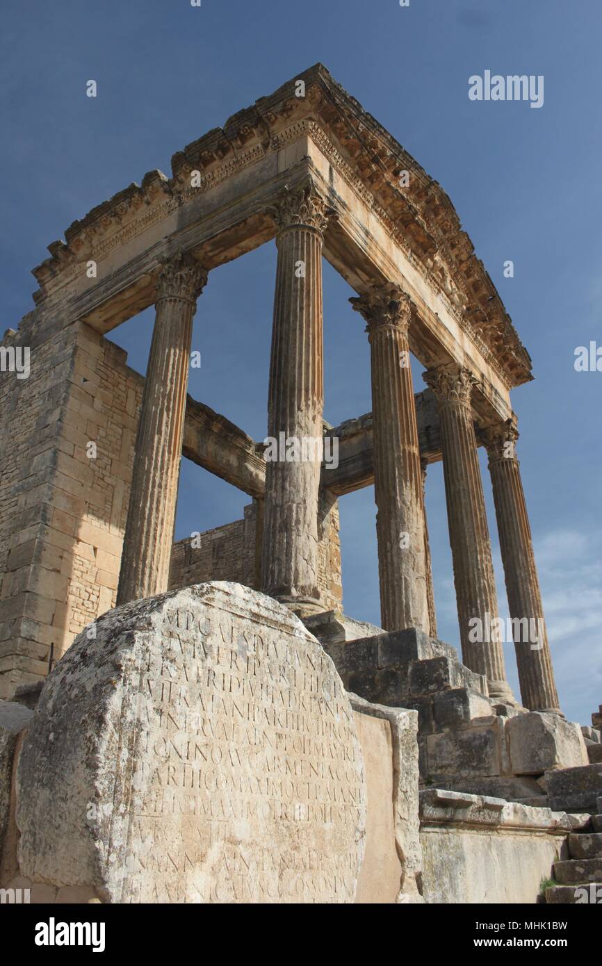 Vue sur le capitol dans la ville romaine de Dougga, l'une des villes les mieux préservées de l'Afrique romaine. Banque D'Images