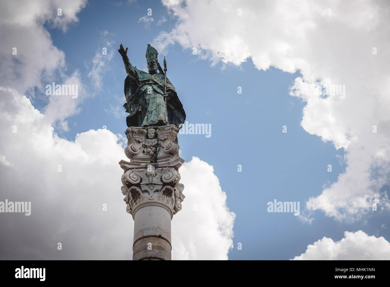 Lecce (Italie), août 2017. Statue de Sant'Oronzo en haut d'une colonne de marbre dans le centre ville. Le format paysage. Banque D'Images