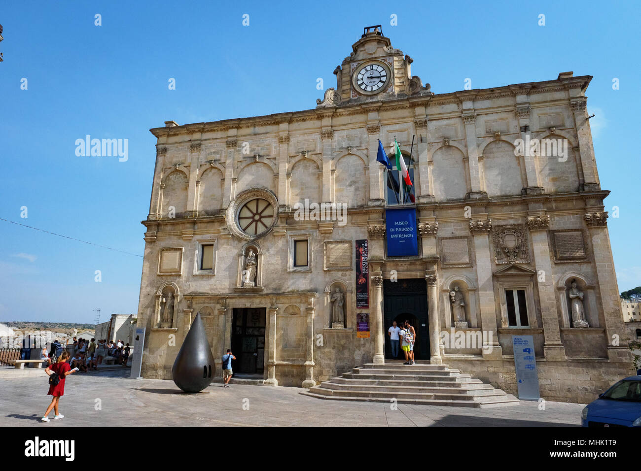 Matera (Italie), septembre 2017. Palazzo Lanfranchi, accueil de l'Art ancien et contemporain Musée de la Basilicate, avec la sculpture en forme de goutte. Banque D'Images
