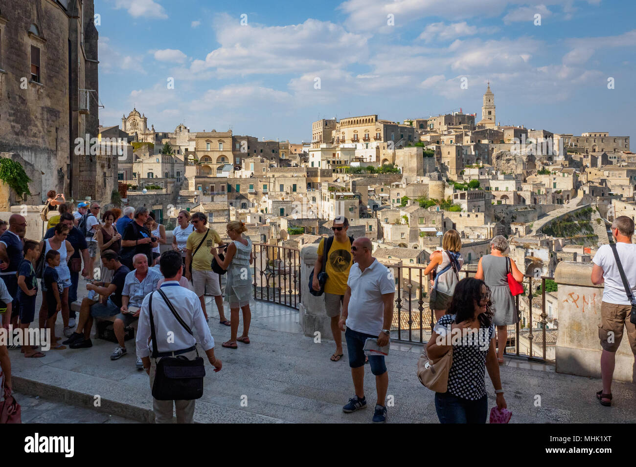 Matera (Italie), septembre 2017. Les touristes au belvédère sur la ville antique appelé 'Sassi di Matera". Le format paysage. Banque D'Images