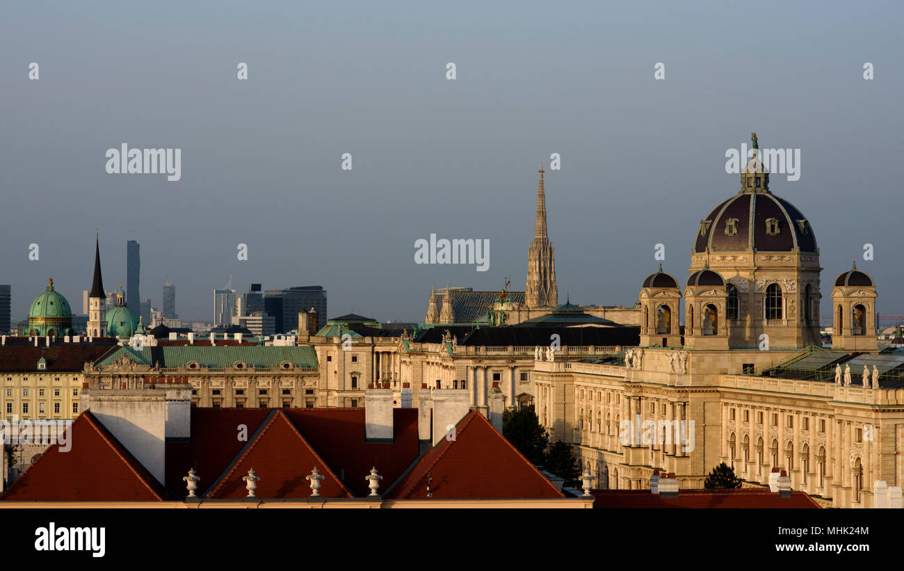Les toits de la Vieille Ville ou Innere Stadt et bâtiments modernes à Vienne, Autriche. Dans l'avant-plan est le MuseumsQuartier. Banque D'Images