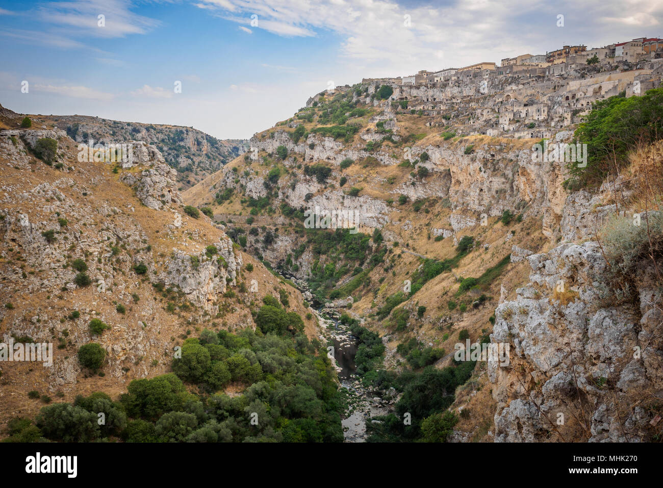 Matera (Italie), septembre 2017. Le canyon créé par la rivière Gravina, dans la proximité de l'ancienne ville de la 'Sassi'. Le format paysage. Banque D'Images