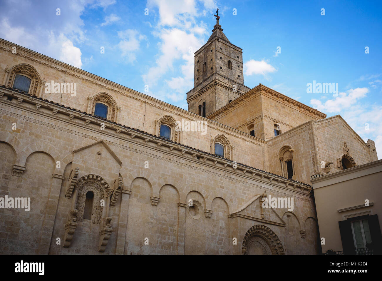 Matera (Italie), septembre 2017. Vue de la façade latérale de la cathédrale dédiée à la Vierge Marie et Saint Eustache avec le clocher. Banque D'Images