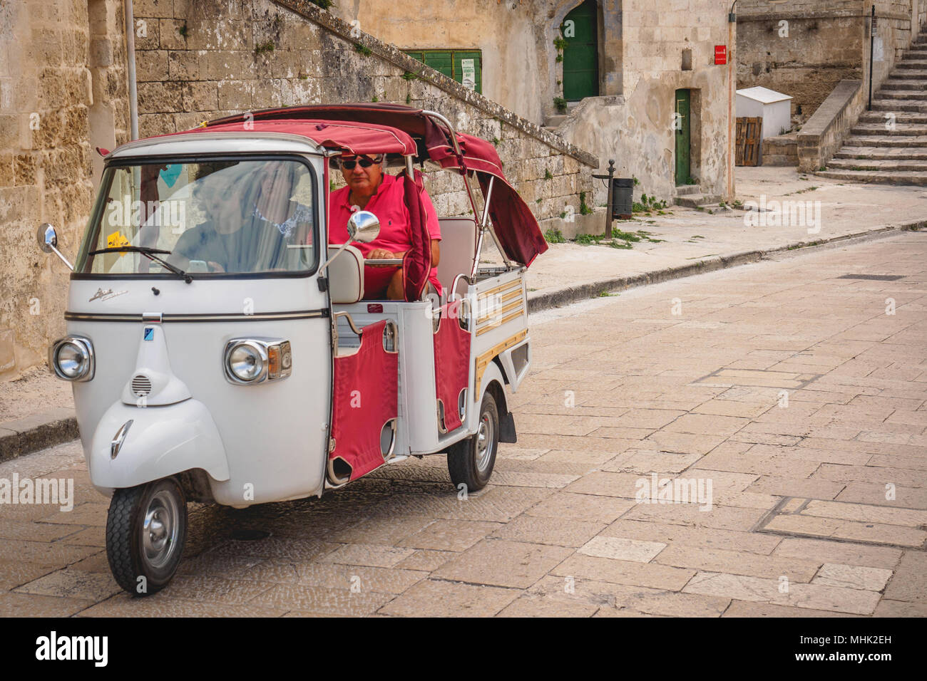 Matera (Italie), septembre 2017. Les touristes sur un Piaggio Ape Calessino utilisé comme un taxi. Le format paysage. Banque D'Images