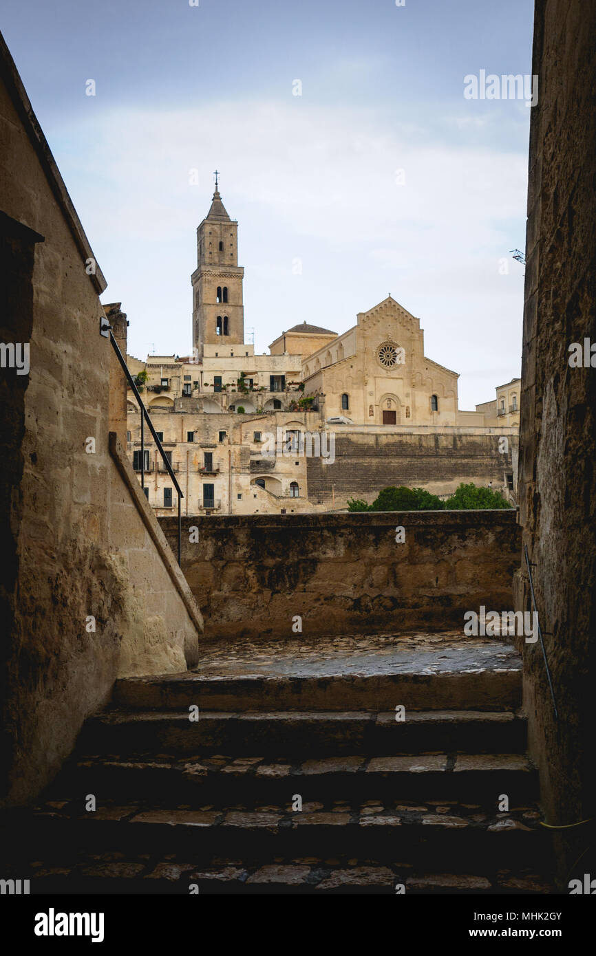 Matera (Italie), septembre 2017. Vue de la cathédrale dédiée à la Vierge Marie et Saint Eustache, avec les 'Sassi'. Le format Portrait. Banque D'Images