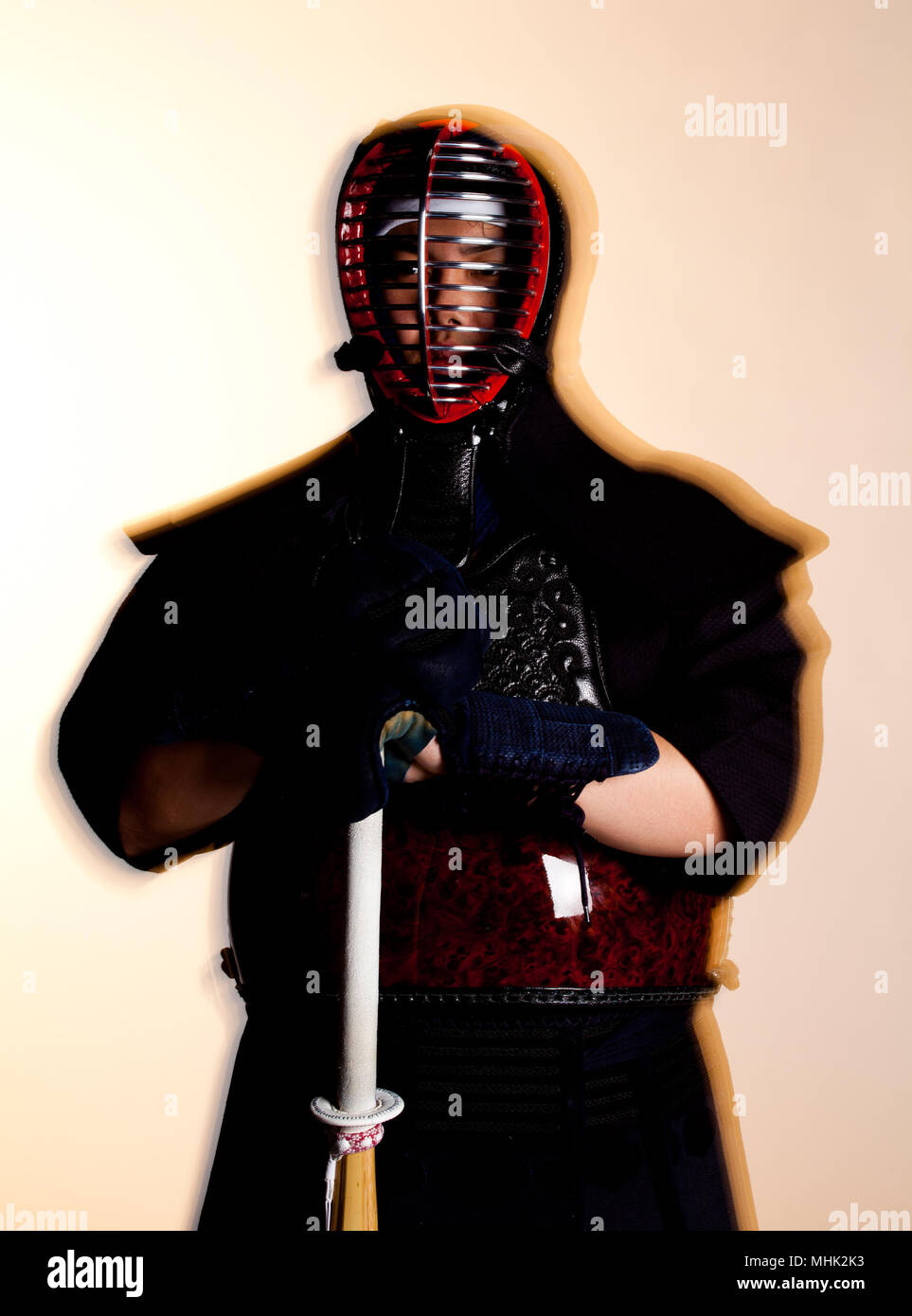 Un certain kendoka orientés dans son bogu et brandissant un shinai en préparation du Kendo - art martial japonais traditionnel Banque D'Images