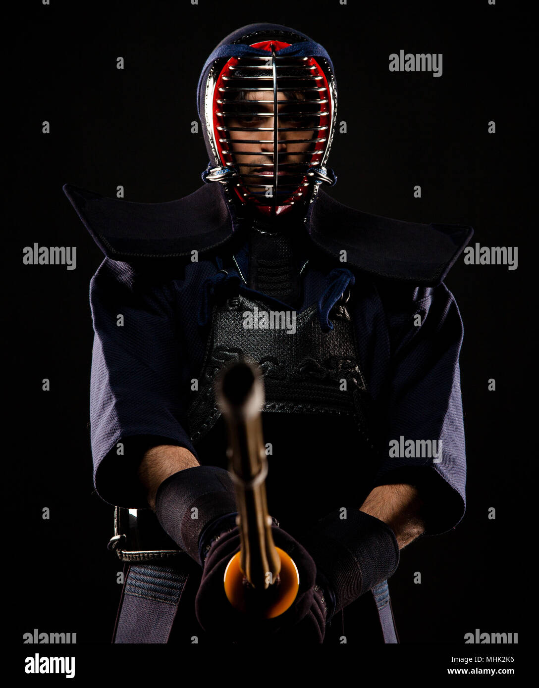 Un certain kendoka orientés dans son bogu et brandissant un shinai en préparation du Kendo - art martial japonais traditionnel Banque D'Images
