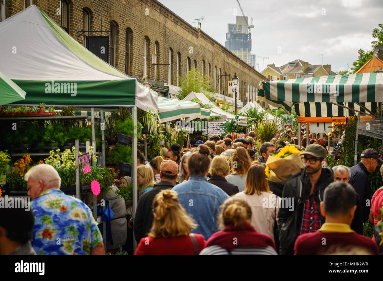 Londres (Royaume-Uni), septembre 2017. Foule de gens à la Columbia Road Flower Market. Le format paysage. Banque D'Images