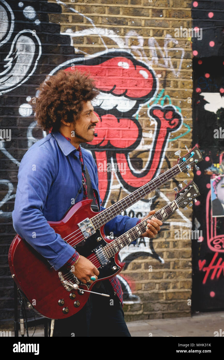 Londres, UK - juillet 2016. Musicien de rue dans Brick Lane. Le format Portrait. Banque D'Images