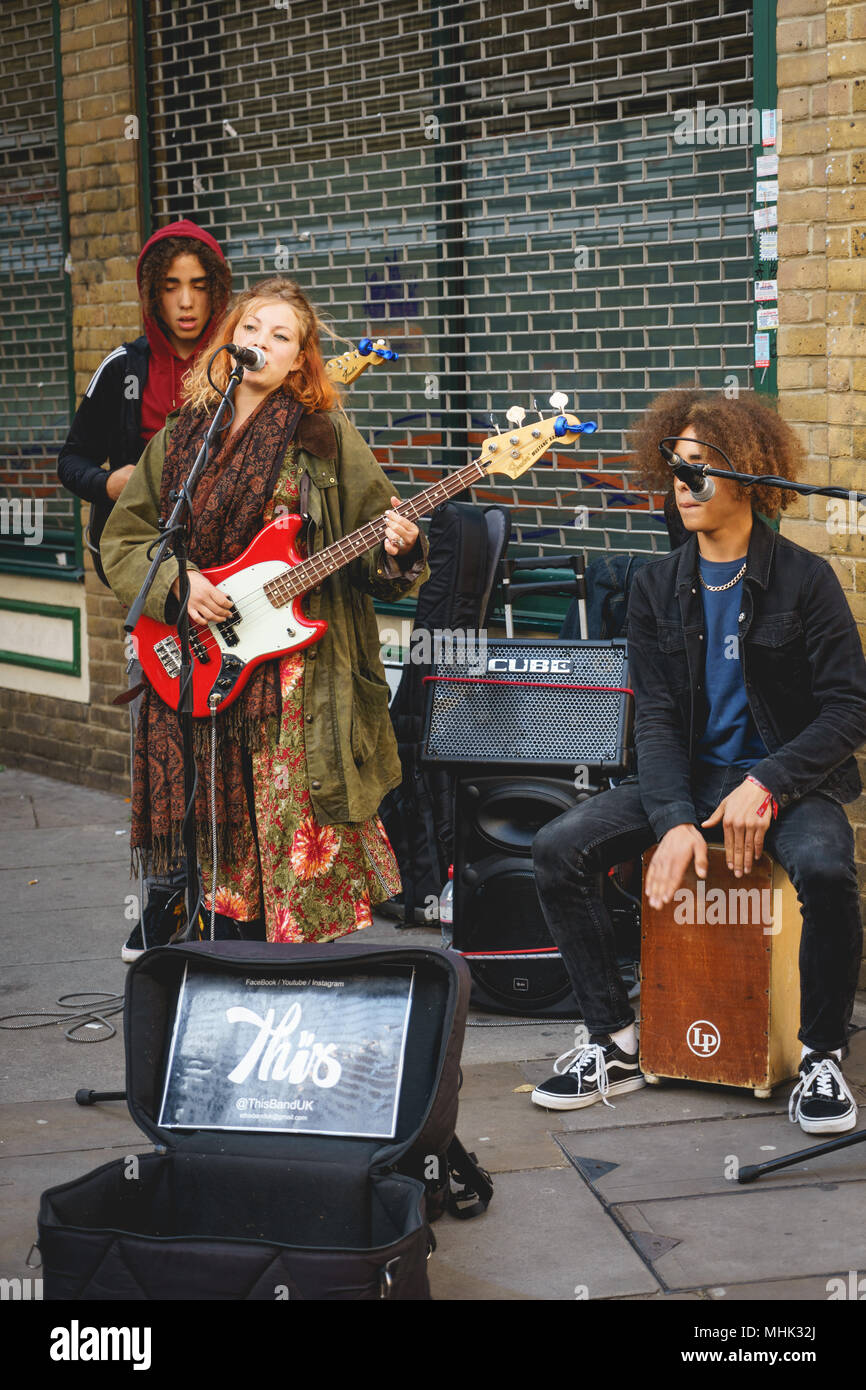Londres (Royaume-Uni), septembre 2017. Street rock groupe jouant à Brick Lane. Le format Portrait. Banque D'Images