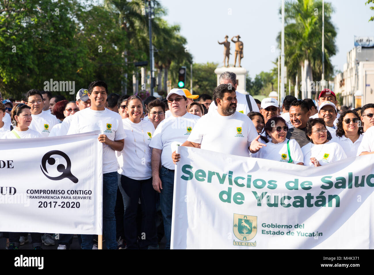 Un grand groupe de personnes célébrant la Journée internationale des travailleurs, est le 1er mai à Mérida Yucatán, México. Banque D'Images