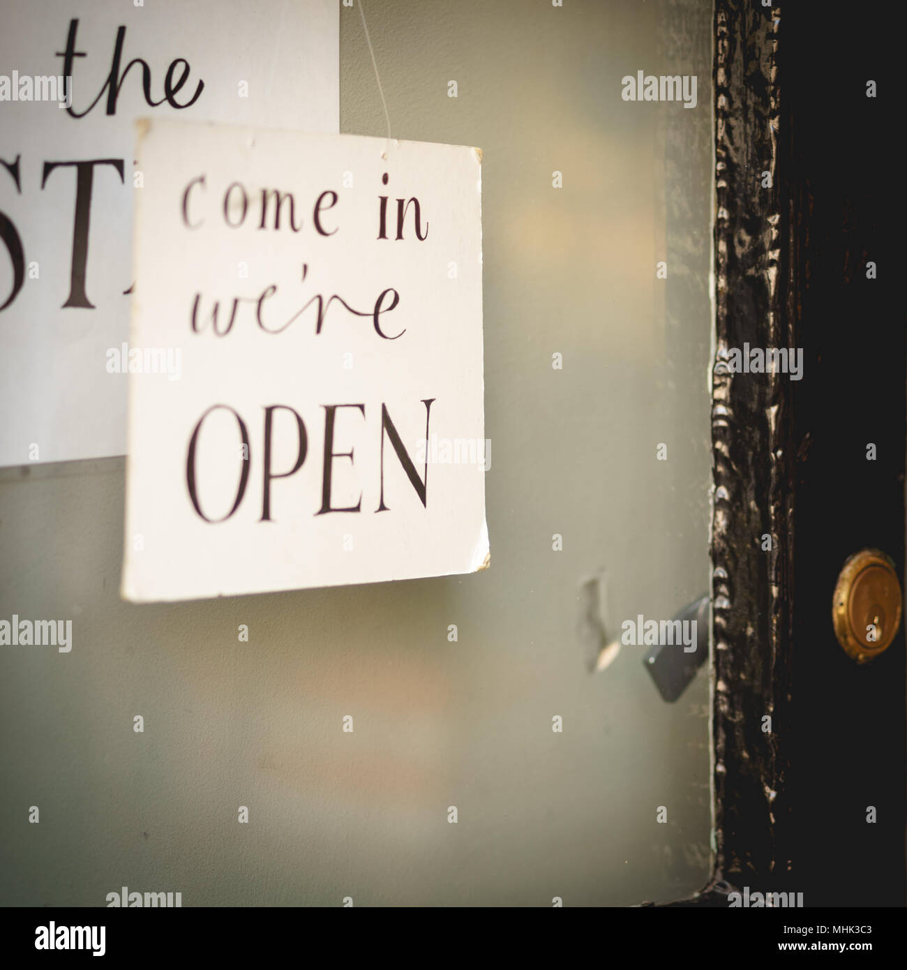 Open sign sur une fenêtre shop . Le format paysage. Banque D'Images