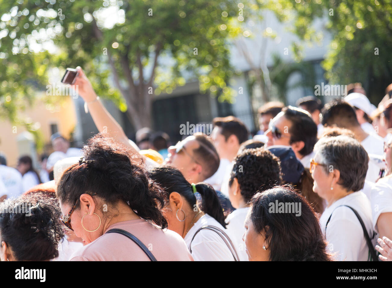 Un homme prenant une avec selfies ses compagnons dans un grand groupe de personnes célébrant la Journée internationale des travailleurs, est le 1er mai à Mérida Yucatán, México. Banque D'Images