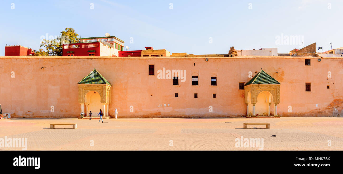 La porte Bab Mansour El Hedime et Place à Meknes, une ville au Maroc qui a été fondé au xie siècle par les Almoravides en tant qu'un règlement militaire Banque D'Images