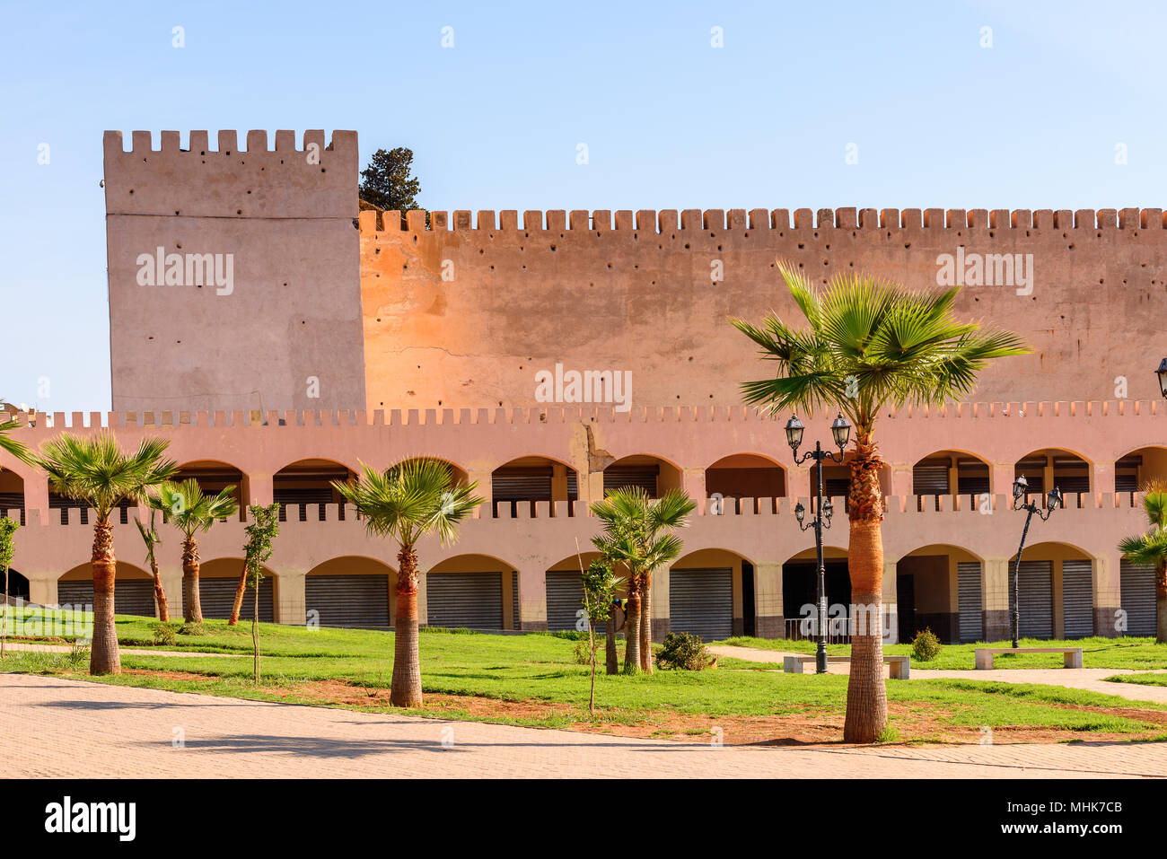 La porte Bab Mansour El Hedime et Place à Meknes, une ville au Maroc qui a été fondé au xie siècle par les Almoravides en tant qu'un règlement militaire Banque D'Images