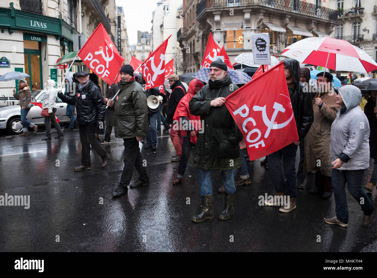 Paris, France 2016. Parti Communiste des Ouvriers de France protester contre l'état d'urgence Banque D'Images