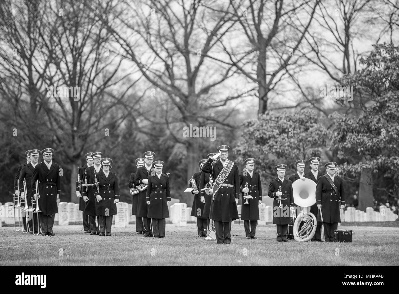 L'Armée américaine, "bande de Pershing", aide à la conduite de l'honneur de l'armée américaine de rapatriement Le Cpl. Dow F. Worden dans l'article 60 de cimetière National d'Arlington, Arlington, Virginie, le 27 mars 2018. Worden, 20, de Boardman, Oregon, a disparu à la fin de septembre 1951 au cours de la guerre de Corée. Membre de la Compagnie A, 1er Bataillon, 9e Régiment d'infanterie, 2e Division d'infanterie, l'entreprise était en Worden aux environs de Hill 1024 en Corée du Sud, de l'exécution des opérations à proximité d'une zone connue sous le nom de crête de chagrin, lorsque les Chinois ont lancé une attaque. L'entreprise a été repoussée, et soulagé par la R Banque D'Images