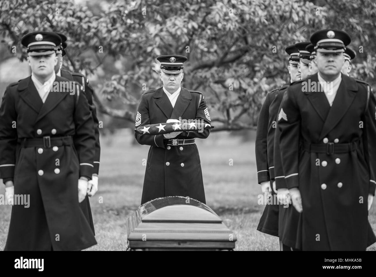 Les soldats de l'armée américaine dossier de la garde d'honneur le drapeau américain lors de l'honneur de l'armée américaine de rapatriement Le Cpl. Dow F. Worden dans l'article 60 de cimetière National d'Arlington, Arlington, Virginie, le 27 mars 2018. Worden, 20, de Boardman, Oregon, a disparu à la fin de septembre 1951 au cours de la guerre de Corée. Membre de la Compagnie A, 1er Bataillon, 9e Régiment d'infanterie, 2e Division d'infanterie, l'entreprise était en Worden aux environs de Hill 1024 en Corée du Sud, de l'exécution des opérations à proximité d'une zone connue sous le nom de crête de chagrin, lorsque les Chinois ont lancé une attaque. L'entreprise a été repoussée, et relie Banque D'Images