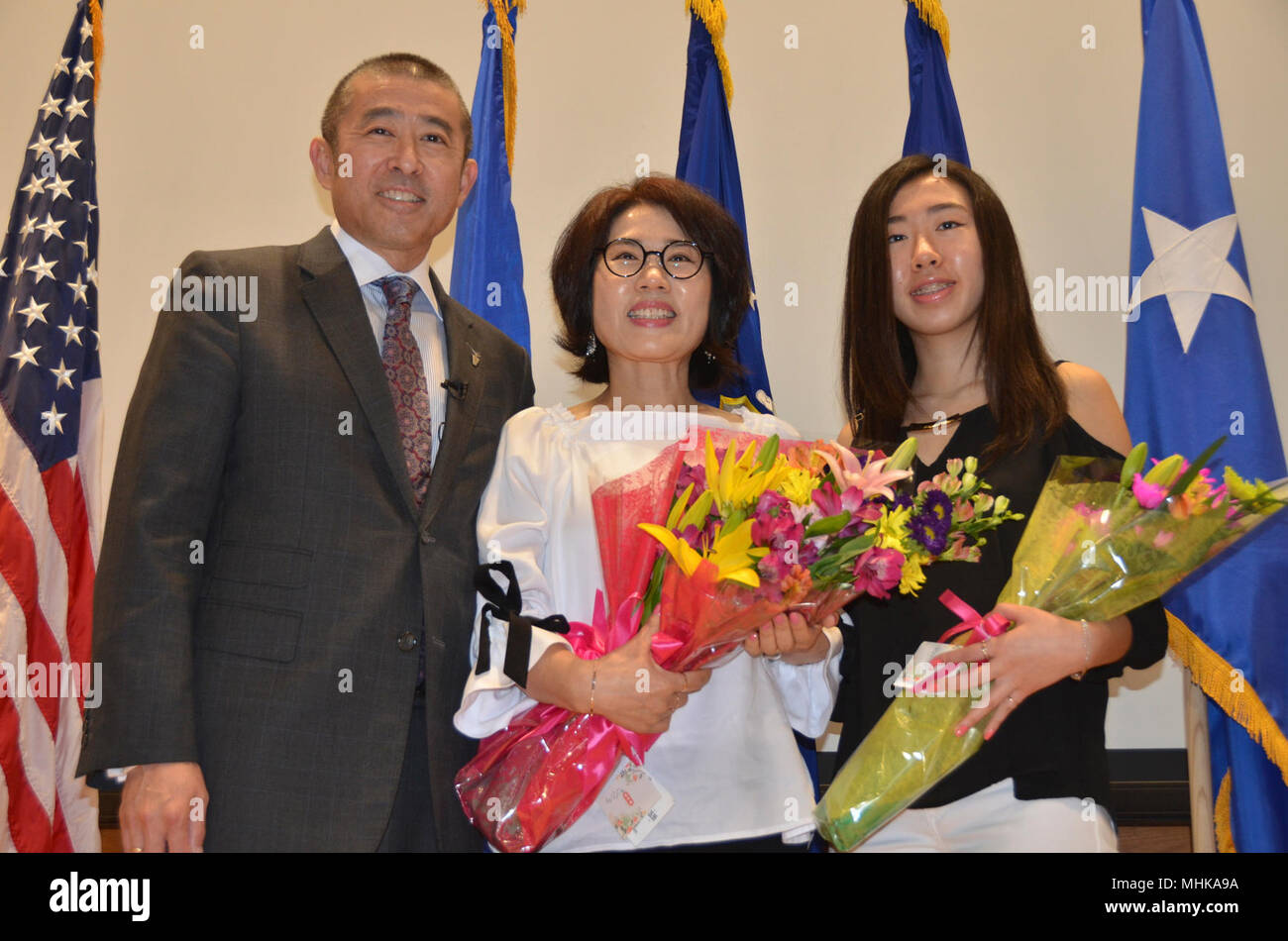 De gauche, Ed Oshiba, ingénieur civil de l'Armée de l'air avec le directeur du Centre, pose pour une Banque D'Images