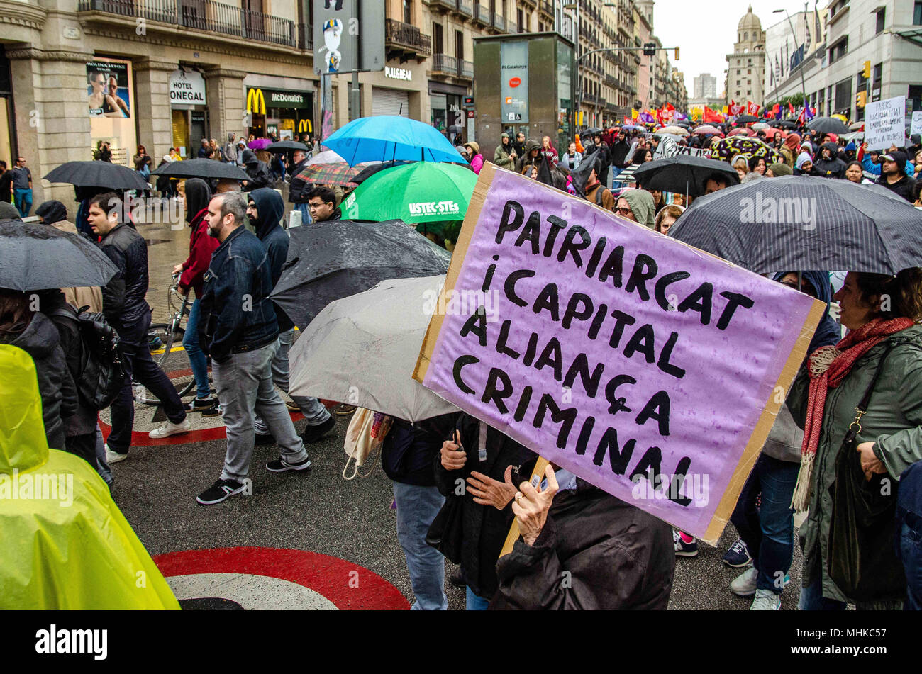 Barcelone, Catalogne, Espagne. 1er mai 2018. Une affiche avec le texte ''le patriarcat et le capital est un criminel d'alliances'' est vu au cours de la manifestation contre l'insécurité de l'emploi à Barcelone. Dans le cadre de la célébration de la première de mai aussi des organisations plus préoccupés par les droits sociaux se sont prononcés en manifestation dans le centre de Barcelone à lutter contre l'insécurité de l'emploi et le travail décent. Credit : Paco Freire SOPA/Images/ZUMA/Alamy Fil Live News Banque D'Images